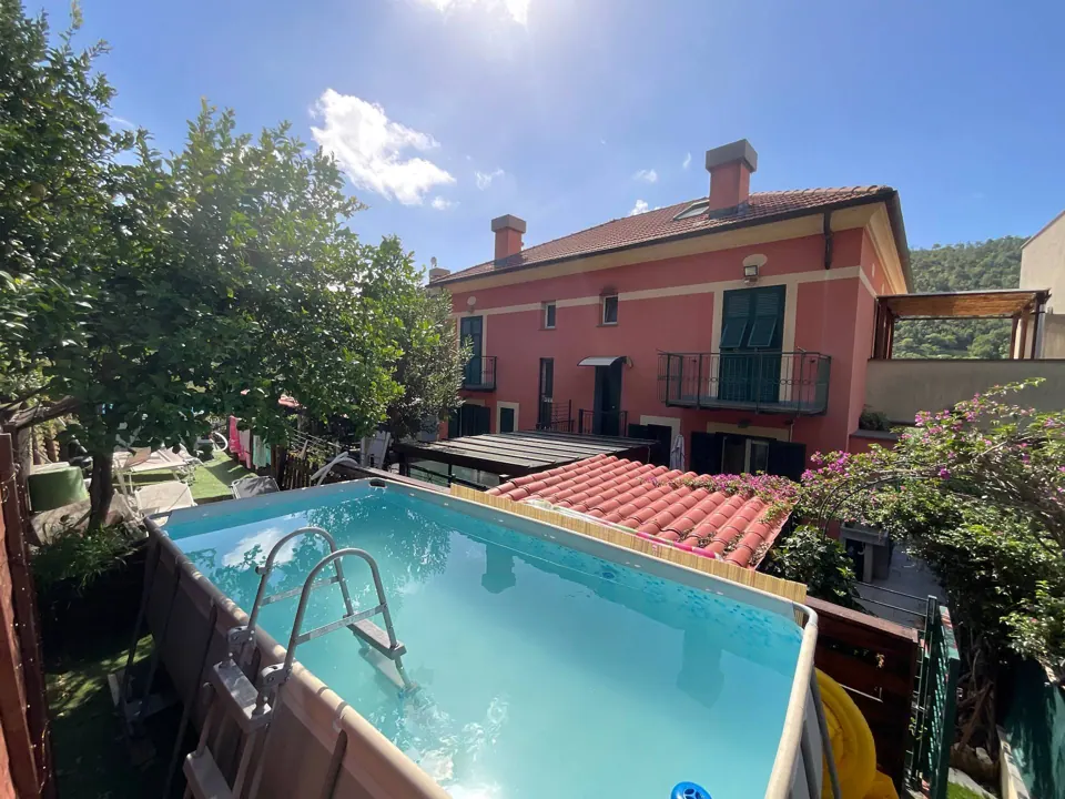 Villetta indipendente con giardino taverna e box